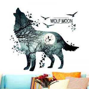 MUR BLANC AVEC UN STICKERS LOUP QUI HURLE AVEC DES OISEAUX AUTOUR