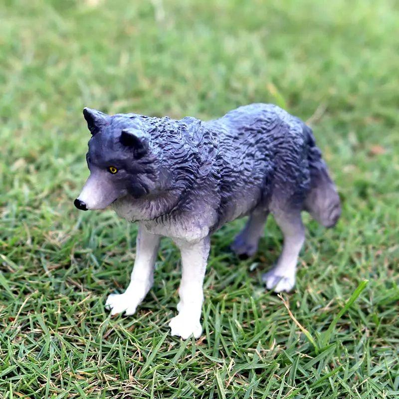 Figurine Loup Gris Foncé vue dans l'herbe