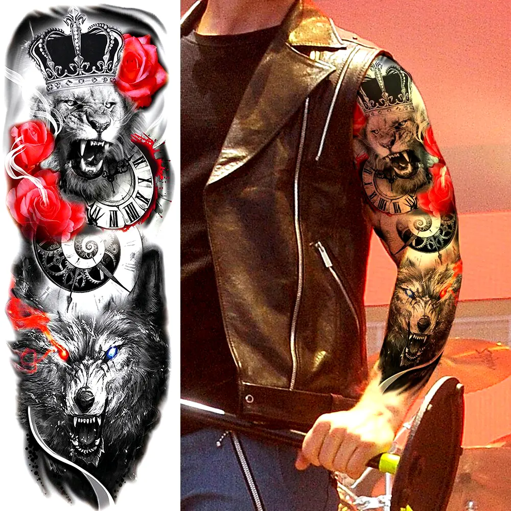 HOMME AVEC UN TATOUAGE SUR LE BRAS QUI REPRÉSENTE UN LOUP ET UN LION AVEC DES ROSE ROUGE