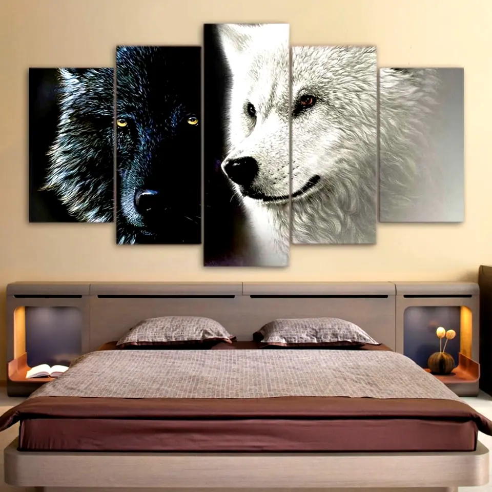 Tableau avec deux loup sur un mur dans une chambre