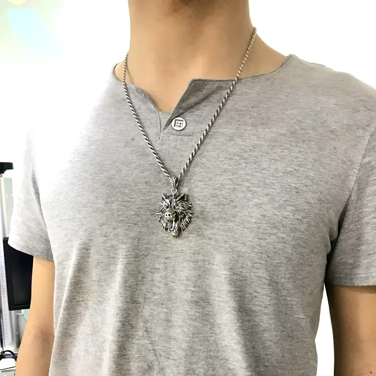 Collier Loup Argent Homme porter autour d'un cou