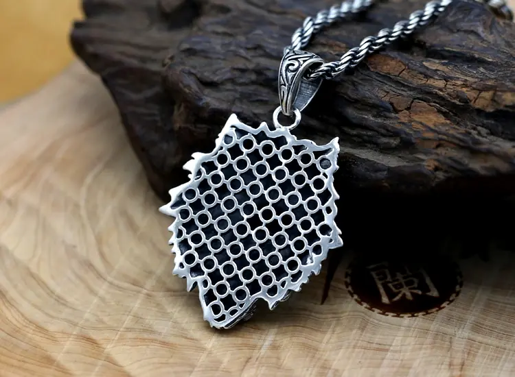 Collier Loup Argent Homme vue de l'arrière